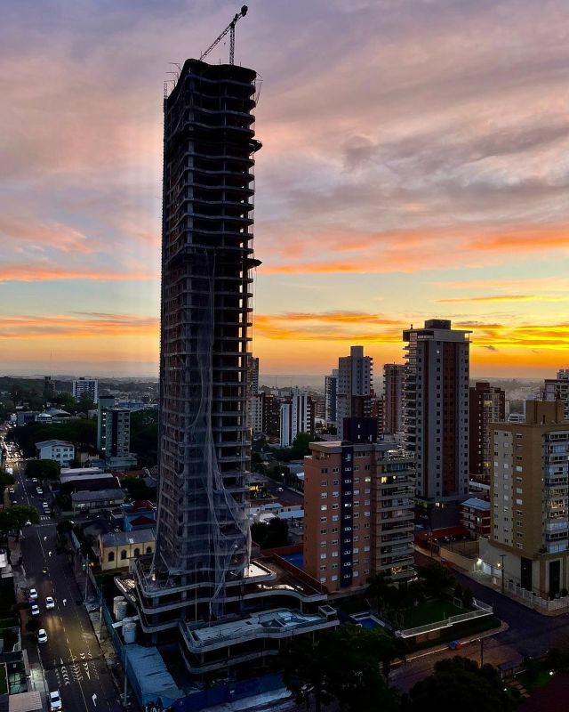 O entardecer espetacular da Vila Rodrigues, combinado com a elegância da torre mais alta do estado! 

📸 @cris.basso 

É ÚNICO. É UNA.